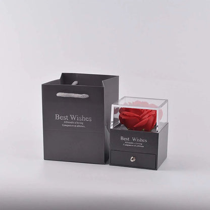 „Ewige Liebe“ – Rosenbox mit Herzkette ❤️